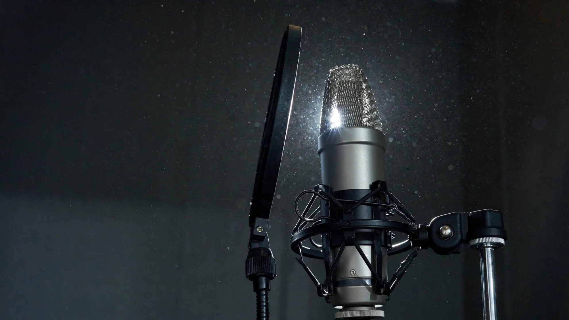 recording-microphone-in-dark-studio-e1591212419231-1980x1113.jpg